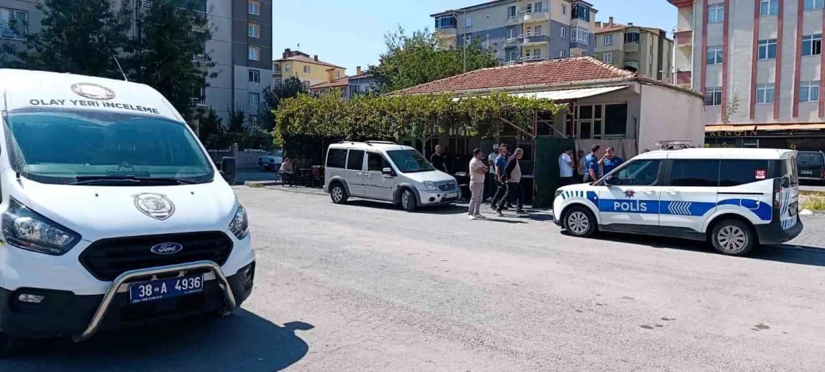 Kayseri Melikgazi ilçesinde kıraathane önünde tüfekle yaralanan kişi için sağlık ekipleri müdahale ediyor
