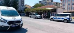 Kayseri Melikgazi ilçesinde kıraathane önünde tüfekle yaralanan kişi için sağlık ekipleri müdahale ediyor