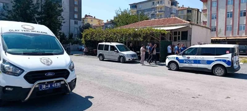 Kayseri Melikgazi ilçesinde kıraathane önünde tüfekle yaralanan kişi için sağlık ekipleri müdahale ediyor