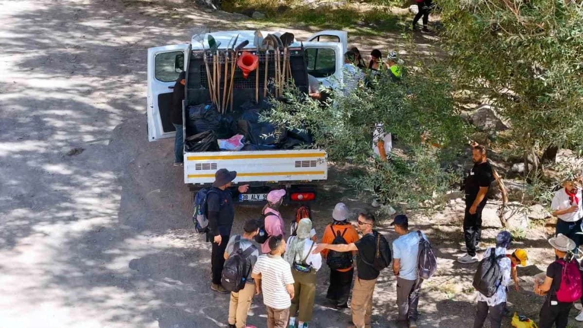 Kayseri Kırlangıç Vadisi’nde plogging etkinliğinde doğa yürüyüşü yapan ve çöp toplayan katılımcılar