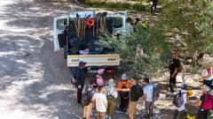 Kayseri Kırlangıç Vadisi’nde plogging etkinliğinde doğa yürüyüşü yapan ve çöp toplayan katılımcılar