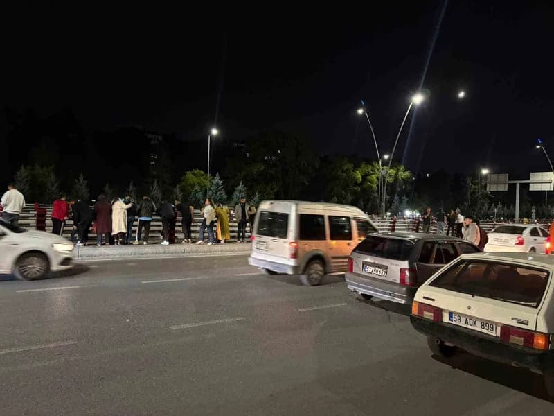 Kayseri’nin Kocasinan ilçesinde 3 otomobilin çarpıştığı zincirleme trafik kazasında, 2 sürücü yaralandı. Öte yandan, kaz