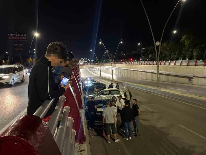Kayseri’nin Kocasinan ilçesinde 3 otomobilin çarpıştığı zincirleme trafik kazasında, 2 sürücü yaralandı. Öte yandan, kaz