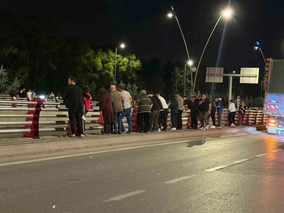 Kayseri’nin Kocasinan ilçesinde 3 otomobilin çarpıştığı zincirleme trafik kazasında, 2 sürücü yaralandı. Öte yandan, kaz