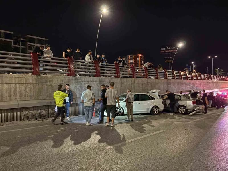 Kayseri’nin Kocasinan ilçesinde 3 otomobilin çarpıştığı zincirleme trafik kazasında, 2 sürücü yaralandı. Öte yandan, kaz