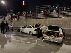 Kayseri Kocasinan ilçesinde zincirleme trafik kazasında hasar gören otomobiller ve olay yerinde güvenlik önlemi alan eki