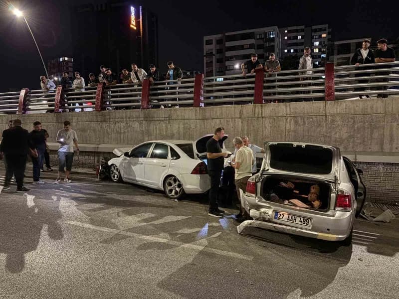 Kayseri Kocasinan ilçesinde zincirleme trafik kazasında hasar gören otomobiller ve olay yerinde güvenlik önlemi alan eki
