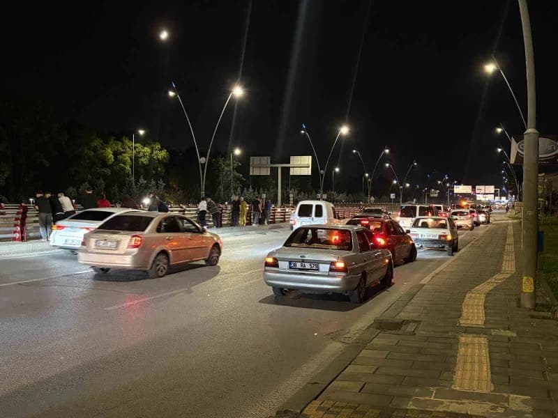 Kayseri’nin Kocasinan ilçesinde 3 otomobilin çarpıştığı zincirleme trafik kazasında, 2 sürücü yaralandı. Öte yandan, kaz