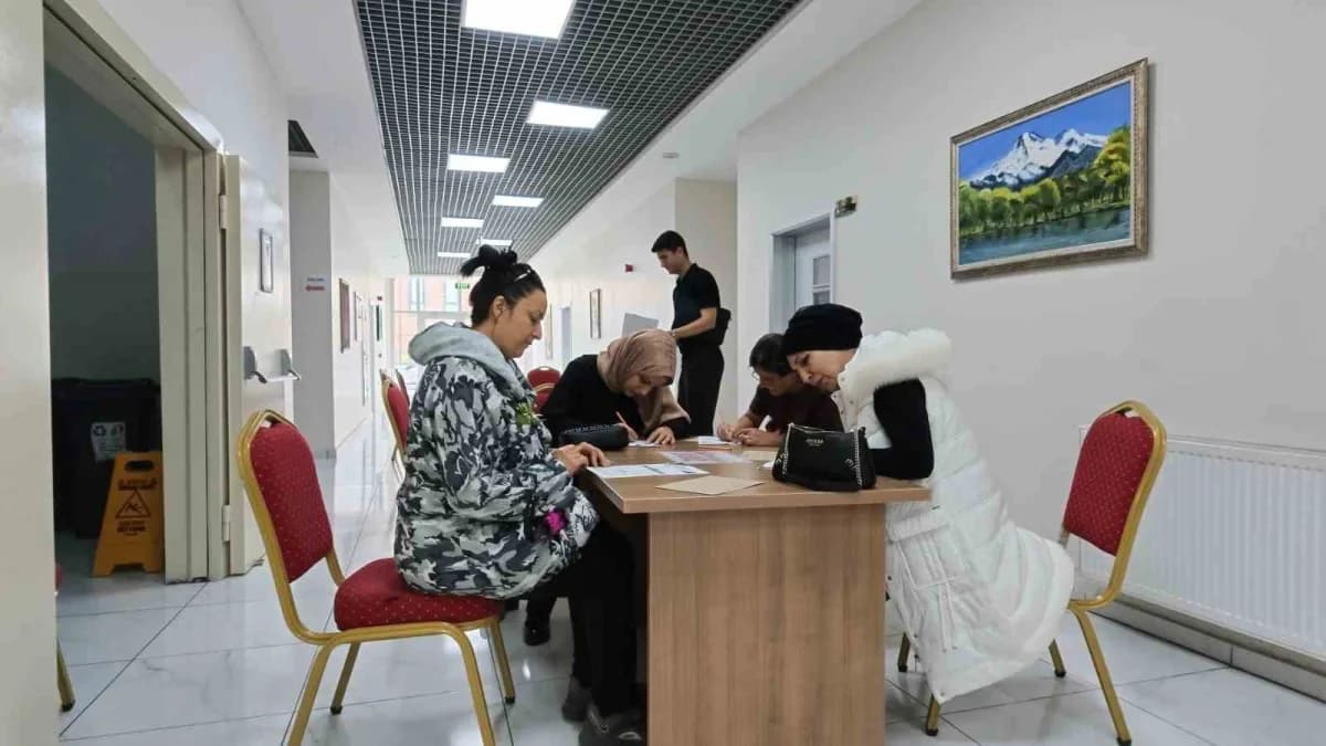 Kayseri Büyükşehir Belediyesi Konservatuvarı kış kurslarına katılan sanatseverler eğitim alıyor