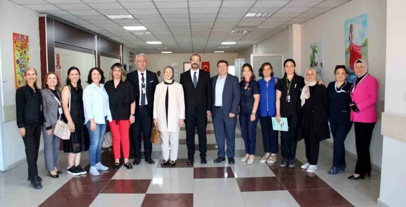 Kayseri Devlet Hastanesi’nde kritik hastalarda beslenme eğitimi sırasında sağlık çalışanları ve eğitimci Prof. Dr. Kürşa