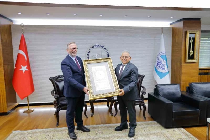 Kültür ve Turizm Bakan Yardımcısı Dr. Coşkun Yılmaz, Kayseri Büyükşehir Belediye Başkanı Dr. Memduh Büyükkılıç’ı makamın