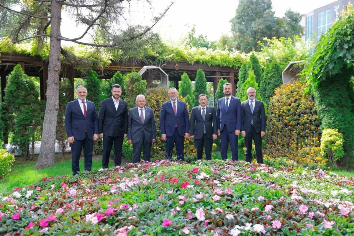 Kültür ve Turizm Bakan Yardımcısı Coşkun Yılmaz ve Kayseri Büyükşehir Belediye Başkanı Memduh Büyükkılıç makamda görüşme