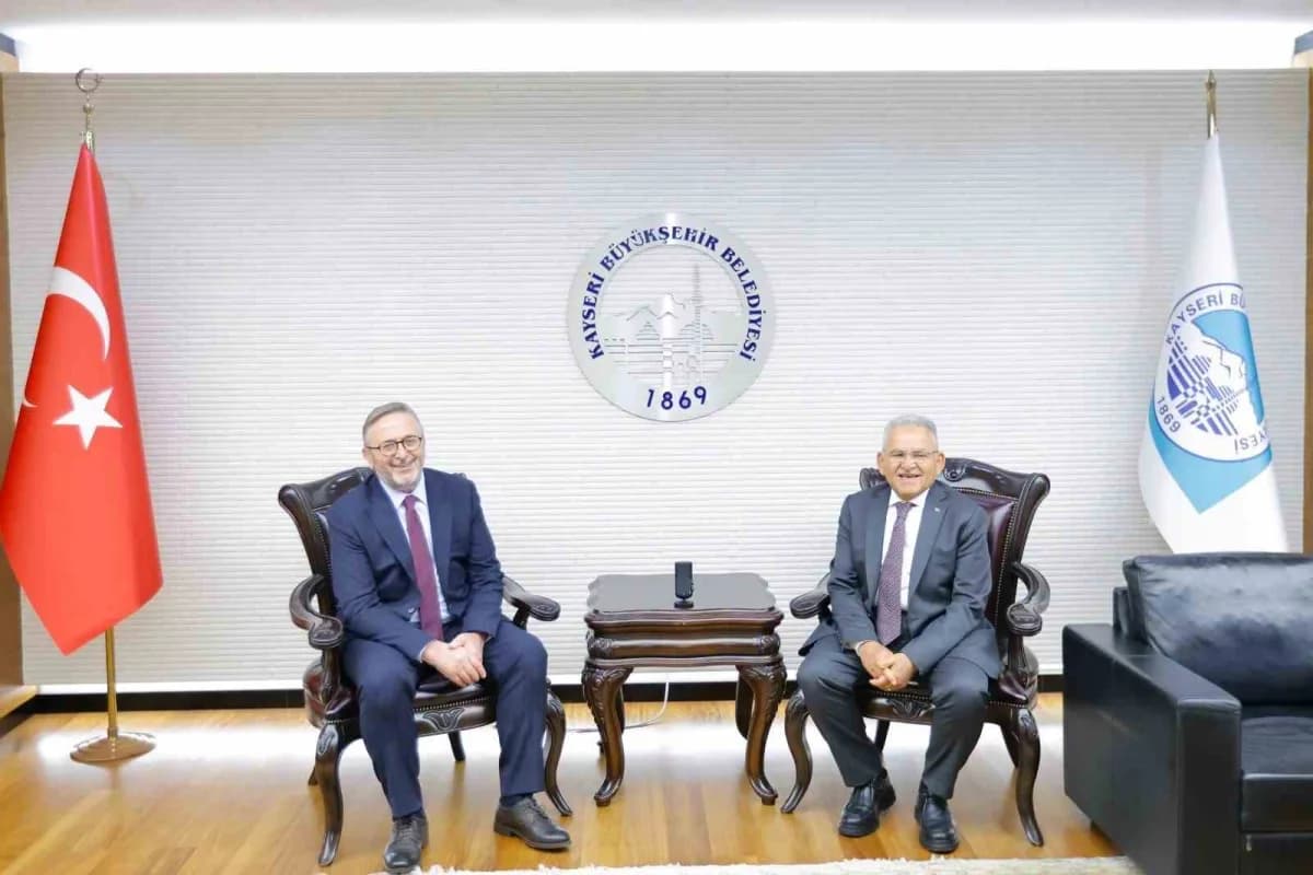Kültür ve Turizm Bakan Yardımcısı Dr. Coşkun Yılmaz, Kayseri Büyükşehir Belediye Başkanı Dr. Memduh Büyükkılıç’ı makamın