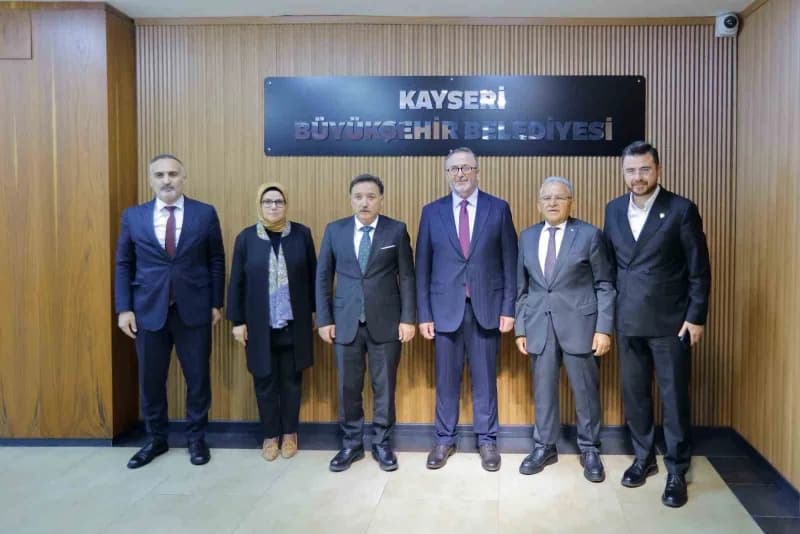 Kültür ve Turizm Bakan Yardımcısı Dr. Coşkun Yılmaz, Kayseri Büyükşehir Belediye Başkanı Dr. Memduh Büyükkılıç’ı makamın
