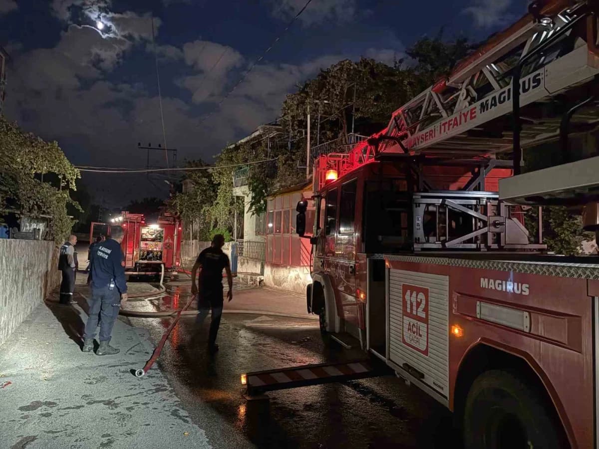 Kayseri Kocasinan'da balkonda yakılan mangaldan çıkan yangında zarar gören evin çatısı
