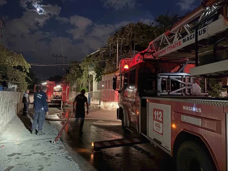 Kayseri Kocasinan'da balkonda yakılan mangaldan çıkan yangında zarar gören evin çatısı