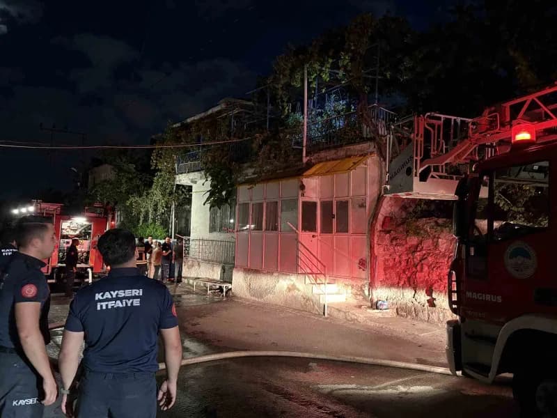 Kayseri’nin Kocasinan ilçesinde iddiaya göre, balkonda yakılan mangaldan çıkan yangında iki katlı ikametin çatısı küle d