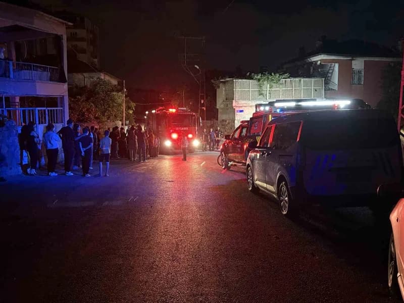 Kayseri’nin Kocasinan ilçesinde iddiaya göre, balkonda yakılan mangaldan çıkan yangında iki katlı ikametin çatısı küle d