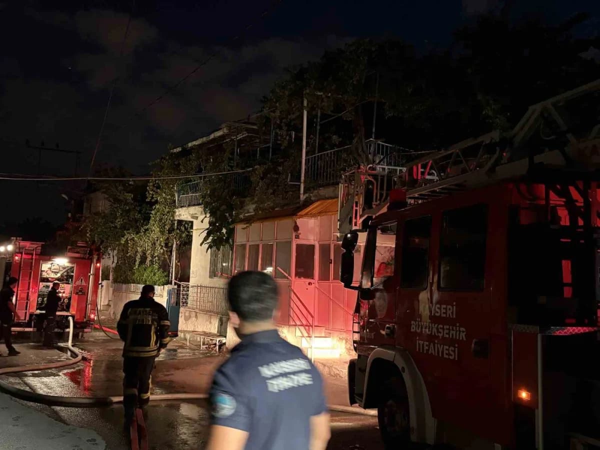 Kayseri’nin Kocasinan ilçesinde iddiaya göre, balkonda yakılan mangaldan çıkan yangında iki katlı ikametin çatısı küle d