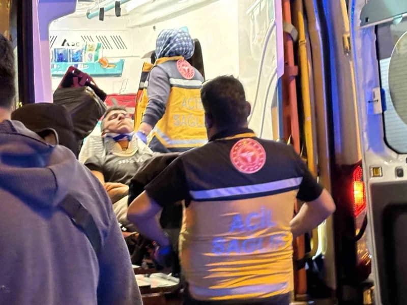 Kayseri’nin Kocasinan ilçesinde motosiklet yolun karşısına geçmeye çalışan çocuğa çarparken, kazada 2’si ağır 3 kişi yar