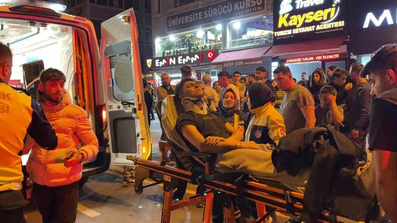 Kayseri’nin Kocasinan ilçesinde motosiklet yolun karşısına geçmeye çalışan çocuğa çarparken, kazada 2’si ağır 3 kişi yar