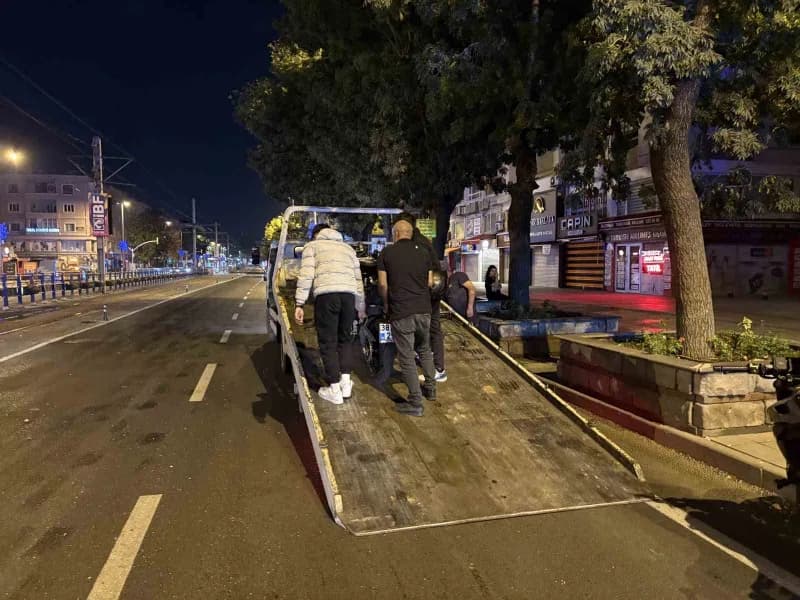 Kayseri’nin Kocasinan ilçesinde motosiklet yolun karşısına geçmeye çalışan çocuğa çarparken, kazada 2’si ağır 3 kişi yar