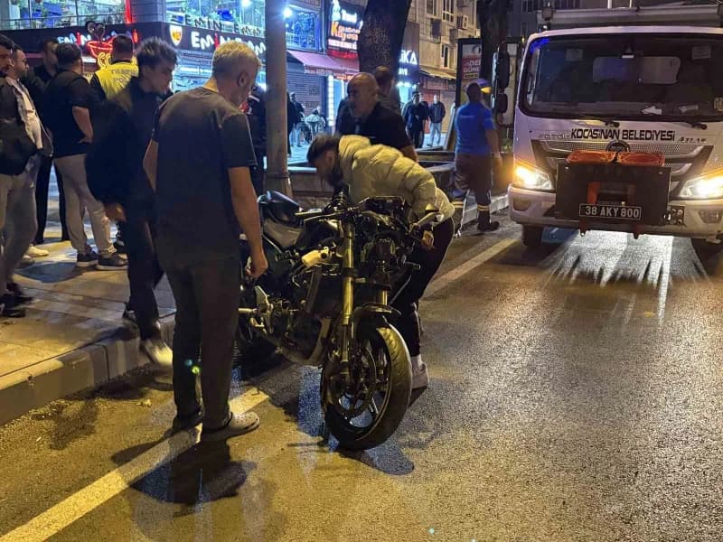 Kayseri’nin Kocasinan ilçesinde motosiklet yolun karşısına geçmeye çalışan çocuğa çarparken, kazada 2’si ağır 3 kişi yar
