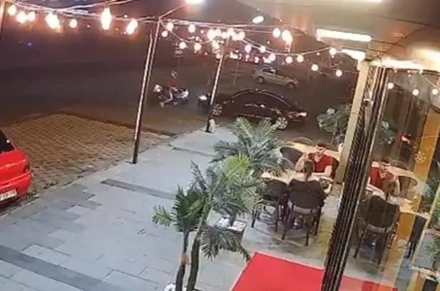 Kayseri'nin Kocasinan ilçesinde meydana gelen trafik kazasında, motosiklet sürücüsü kendisine yol vermek için duran otom