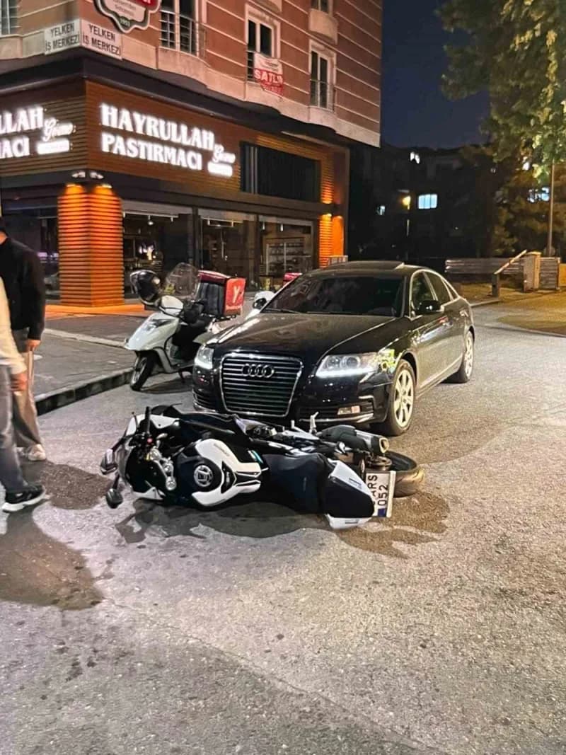 Kayseri'nin Kocasinan ilçesinde meydana gelen trafik kazasında, motosiklet sürücüsü kendisine yol vermek için duran otom