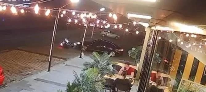 Kayseri Kocasinan’da motosikletin yol vermek için duran otomobile çarpma anı güvenlik kamerasında