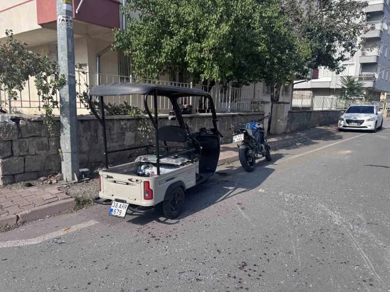 Kayseri'nin Melikgazi ilçesinde motosiklet ile mobiletin çarpışması sonucu meydana gelen trafik kazasında 7 kişi yaralan