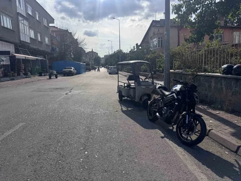 Kayseri'nin Melikgazi ilçesinde motosiklet ile mobiletin çarpışması sonucu meydana gelen trafik kazasında 7 kişi yaralan