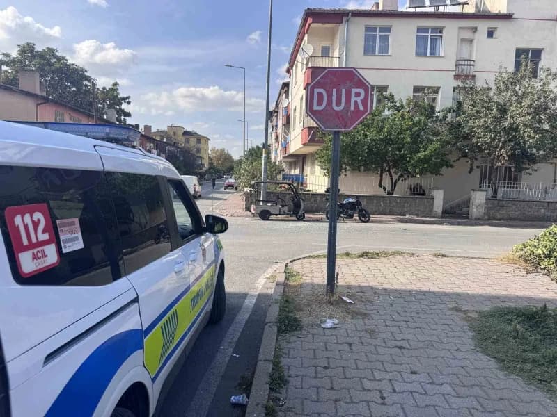 Kayseri'nin Melikgazi ilçesinde motosiklet ile mobiletin çarpışması sonucu meydana gelen trafik kazasında 7 kişi yaralan