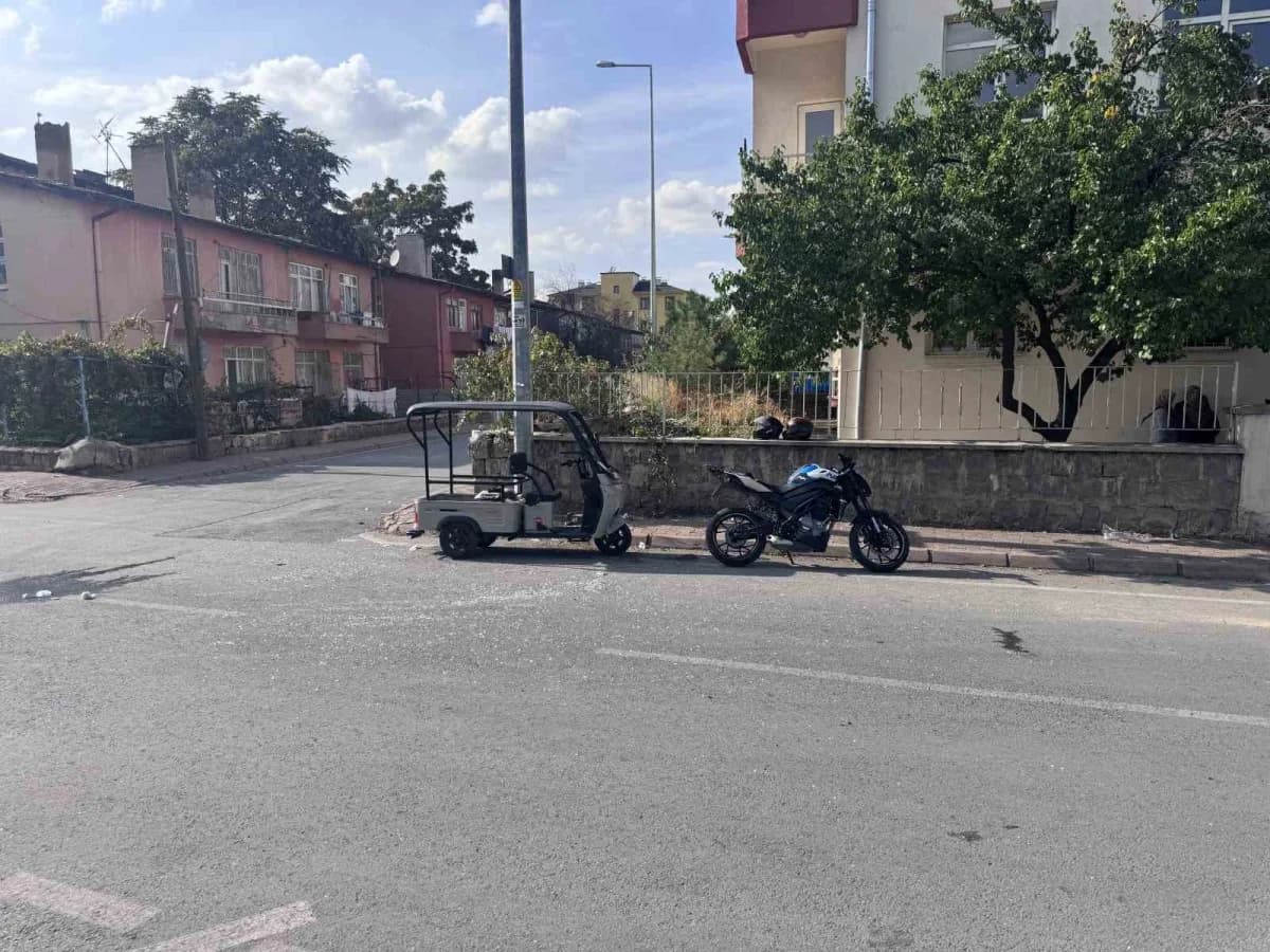 Kayseri'nin Melikgazi ilçesinde motosiklet ile mobiletin çarpışması sonucu meydana gelen trafik kazasında 7 kişi yaralan