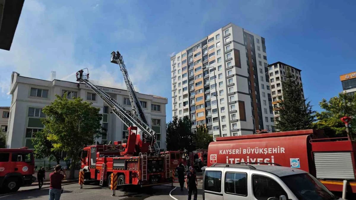 Kayseri'nin Kocasinan ilçesinde öğrenci yurdunun çatısında çıkan yangın söndürüldü.