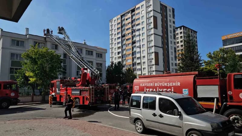 Kayseri'nin Kocasinan ilçesinde öğrenci yurdunun çatısında çıkan yangın söndürüldü.