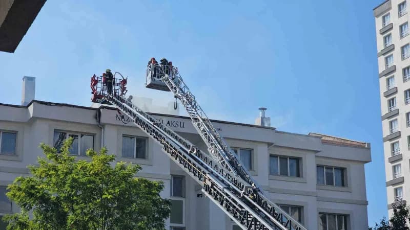 Kayseri'nin Kocasinan ilçesinde öğrenci yurdunun çatısında çıkan yangın söndürüldü.