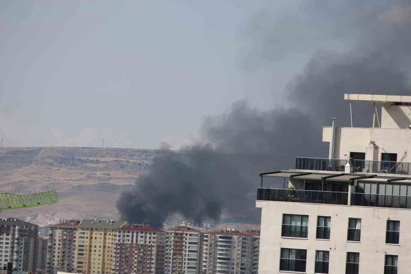 Kayseri'nin Kocasinan ilçesinde bulunan bir erkek öğrenci yurdunun çatısında yangın çıktı.