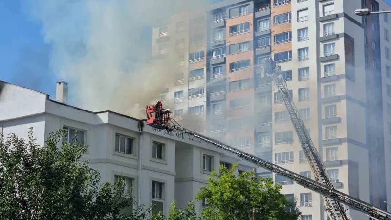 Kayseri'nin Kocasinan ilçesinde bulunan bir erkek öğrenci yurdunun çatısında yangın çıktı.