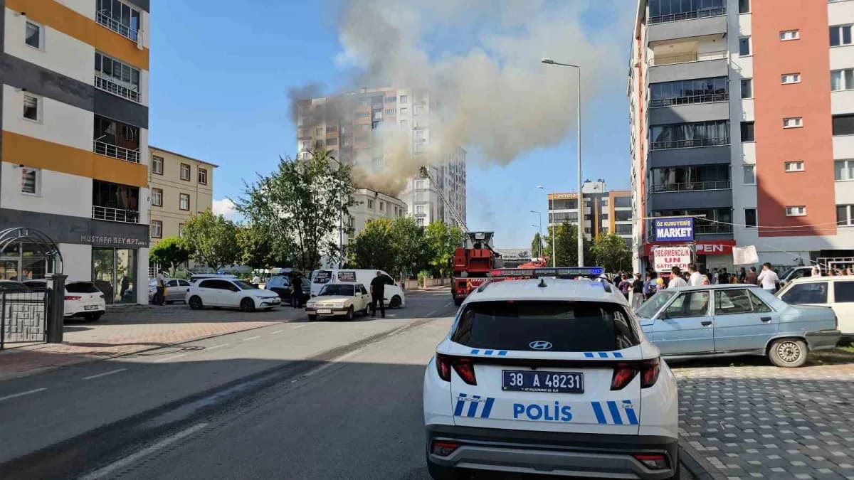 Kayseri'nin Kocasinan ilçesinde bulunan bir erkek öğrenci yurdunun çatısında yangın çıktı.