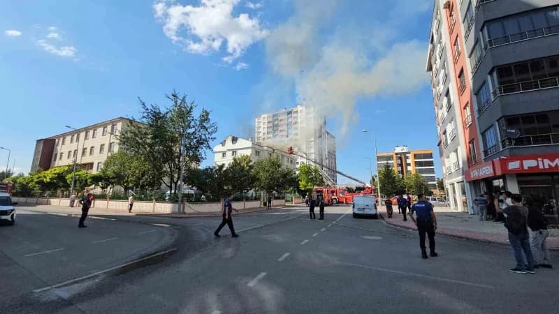 Kayseri'nin Kocasinan ilçesinde bulunan bir erkek öğrenci yurdunun çatısında yangın çıktı.