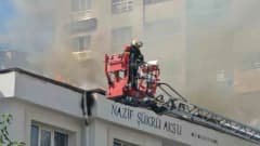 Kayseri Kocasinan'da erkek öğrenci yurdu çatısında çıkan yangına müdahale eden itfaiye ekipleri