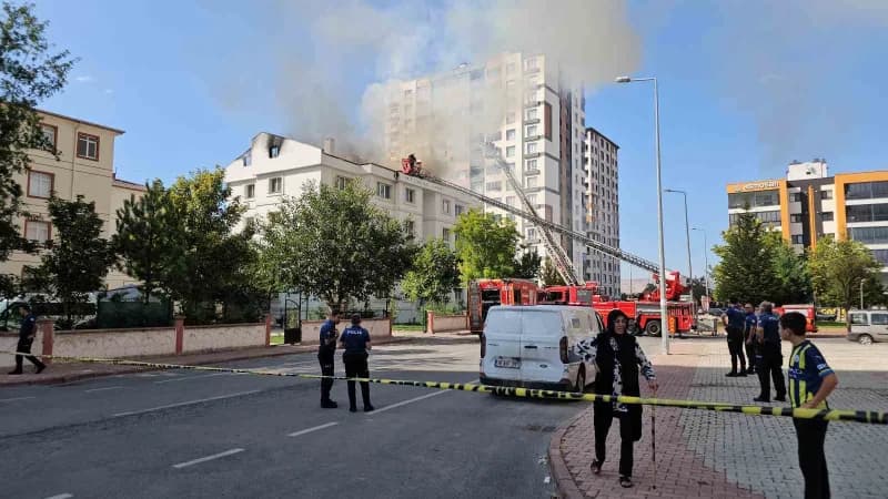 Kayseri'nin Kocasinan ilçesinde bulunan bir erkek öğrenci yurdunun çatısında yangın çıktı.
