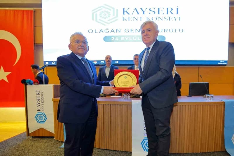 Kayseri Büyükşehir Belediye Başkanı Dr. Memduh Büyükkılıç, Kayseri Kent Konseyi’nin Seçimli Olağan Genel Kurulu’na katıl