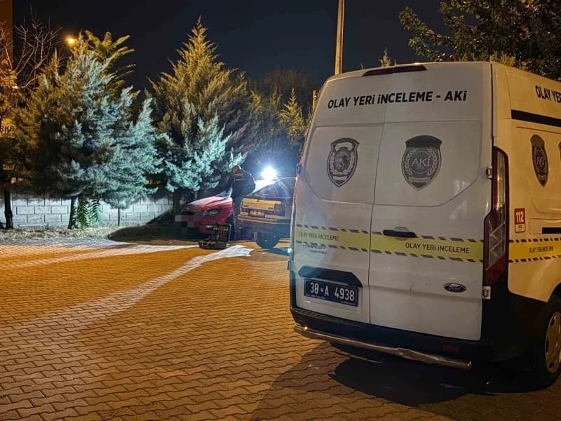 Kayseri’de bir kişinin arkadaşı tarafından çalınan otomobili polis ekipleri tarafından bir binanın otoparkında park hali