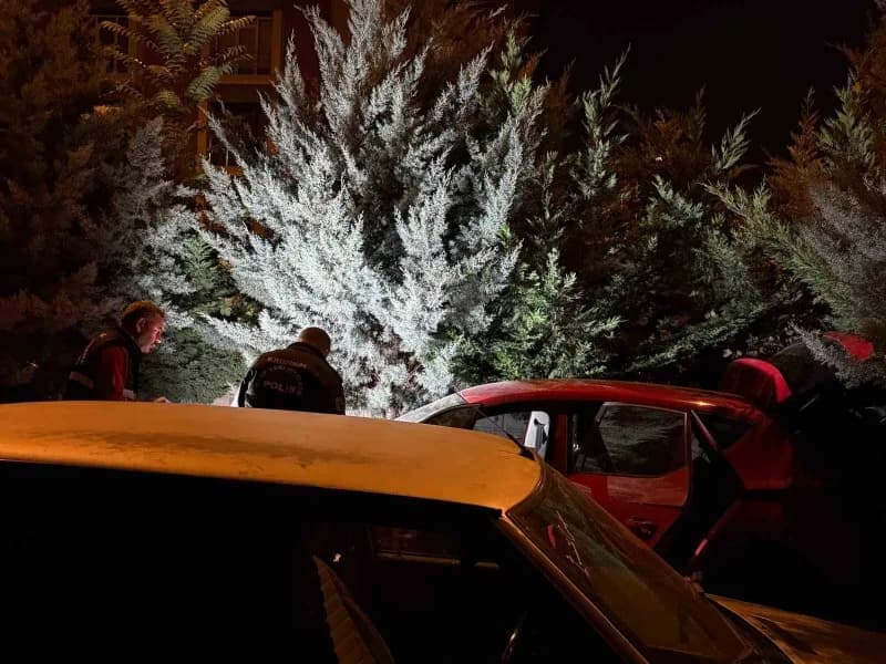 Kayseri’de bir kişinin arkadaşı tarafından çalınan otomobili polis ekipleri tarafından bir binanın otoparkında park hali