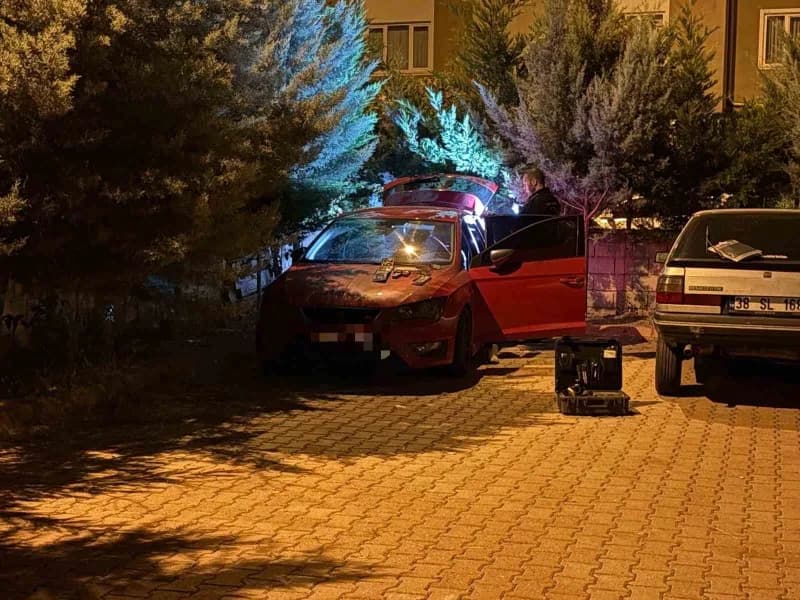 Kayseri’de bir kişinin arkadaşı tarafından çalınan otomobili polis ekipleri tarafından bir binanın otoparkında park hali