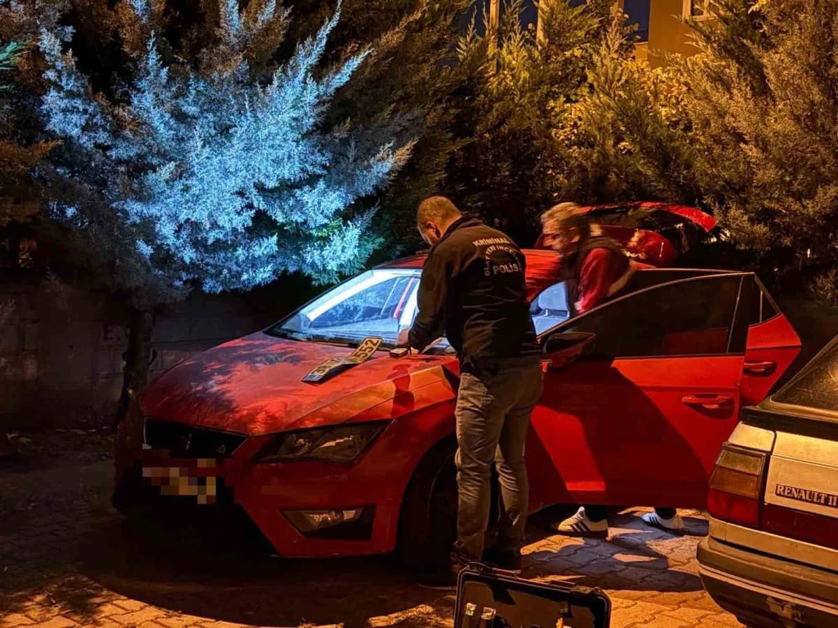 Kayseri’de bir kişinin arkadaşı tarafından çalınan otomobili polis ekipleri tarafından bir binanın otoparkında park hali