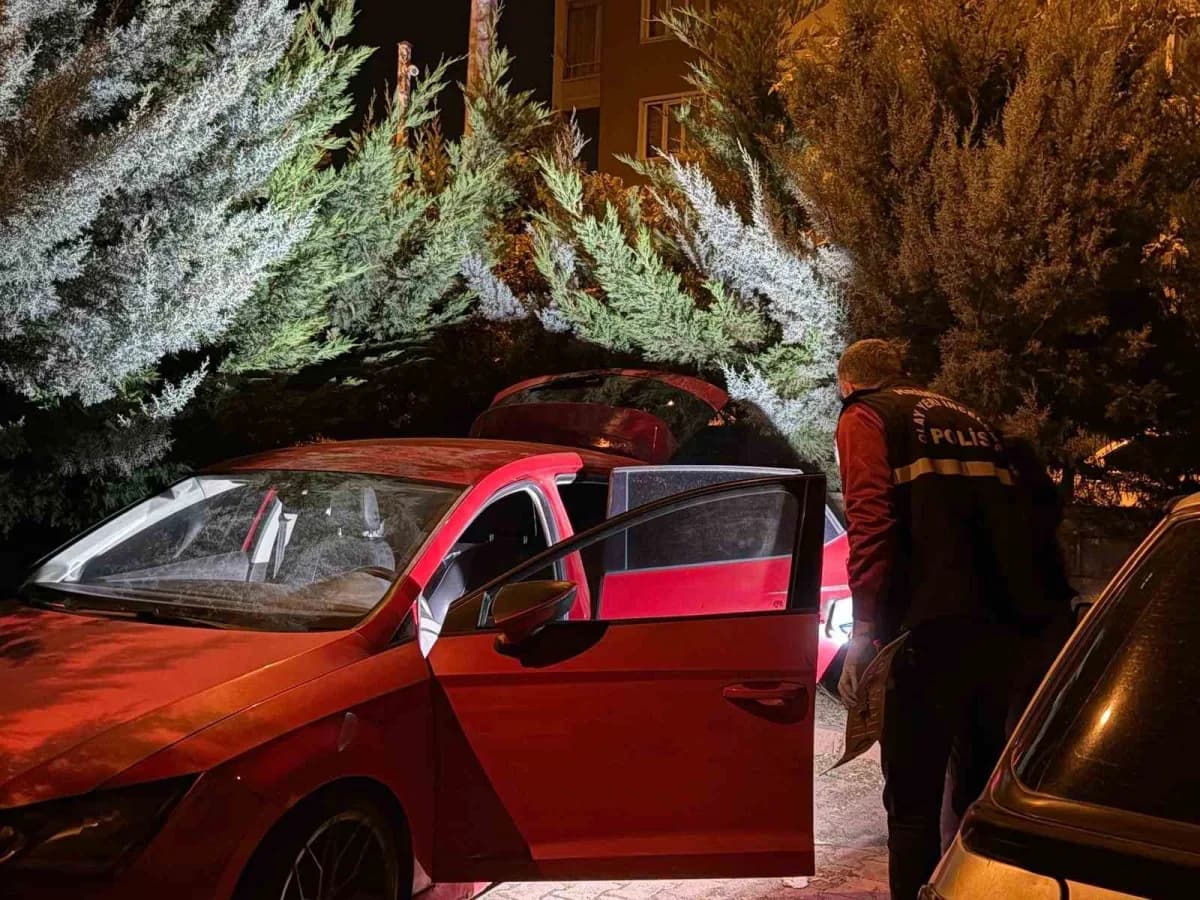 Kayseri'de polis ekipleri tarafından bir binanın otoparkında bulunan çalınmış otomobil