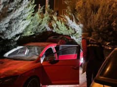 Kayseri'de polis ekipleri tarafından bir binanın otoparkında bulunan çalınmış otomobil